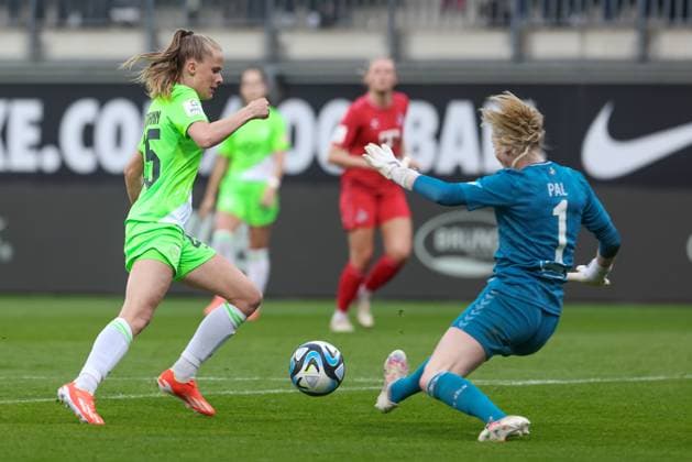 v.li.: Torschützin Vivien Endemann (VfL Wolfsburg, 25) umspielt Jasmin Pal (Torhüterin, Torwart, 1. FC Köln, 1) und erzielt das Tor zum 5:1, Treffer, Highlight, Torerfolg, DIE DFB-RICHTLINIEN UNTERSAGEN JEGLICHE NUTZUNG VON FOTOS ALS SEQUENZBILDER UND ODER VIDEOÄHNLICHE FOTOSTRECKEN. DFB REGULATIONS PROHIBIT ANY USE OF PHOTOGRAPHS AS IMAGE SEQUENCES AND OR QUASI-VIDEO., 03.05.2024, Wolfsburg (Deutschland), Fussball, Google Pixel Frauen-Bundesliga, VfL Wolfsburg - 1. FC Köln