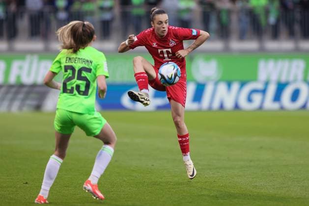 v.li.: Natalia Padilla-Bidas (1. FC Köln, 22) am Ball, Einzelbild, Ganzkörper, Aktion, Action, Spielszene, DIE DFB-RICHTLINIEN UNTERSAGEN JEGLICHE NUTZUNG VON FOTOS ALS SEQUENZBILDER UND ODER VIDEOÄHNLICHE FOTOSTRECKEN. DFB REGULATIONS PROHIBIT ANY USE OF PHOTOGRAPHS AS IMAGE SEQUENCES AND OR QUASI-VIDEO., 03.05.2024, Wolfsburg (Deutschland), Fussball, Google Pixel Frauen-Bundesliga, VfL Wolfsburg - 1. FC Köln