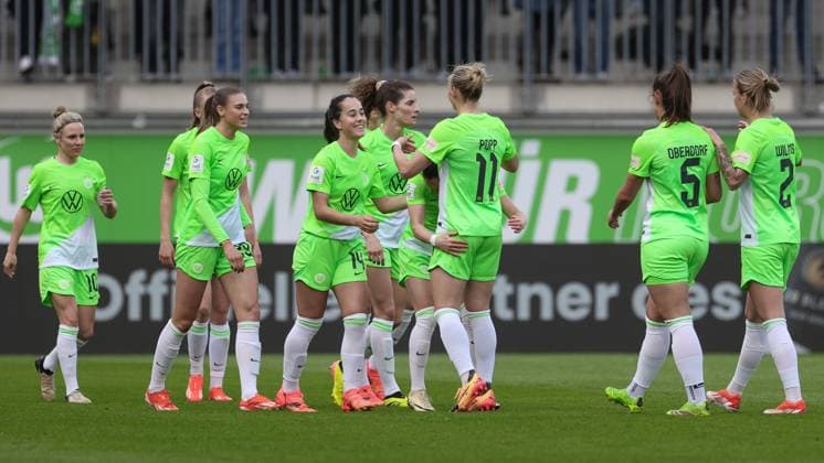 v.li.: Spielerinnen vom VfL Wolfsburg mit Torjubel, Jubel, jubeln, jubelt, optimistisch, Spielszene, Highlight, Freude über das Tor zum 2:0, DIE DFB-RICHTLINIEN UNTERSAGEN JEGLICHE NUTZUNG VON FOTOS ALS SEQUENZBILDER UND ODER VIDEOÄHNLICHE FOTOSTRECKEN. DFB REGULATIONS PROHIBIT ANY USE OF PHOTOGRAPHS AS IMAGE SEQUENCES AND OR QUASI-VIDEO., 03.05.2024, Wolfsburg (Deutschland), Fussball, Google Pixel Frauen-Bundesliga, VfL Wolfsburg - 1. FC Köln