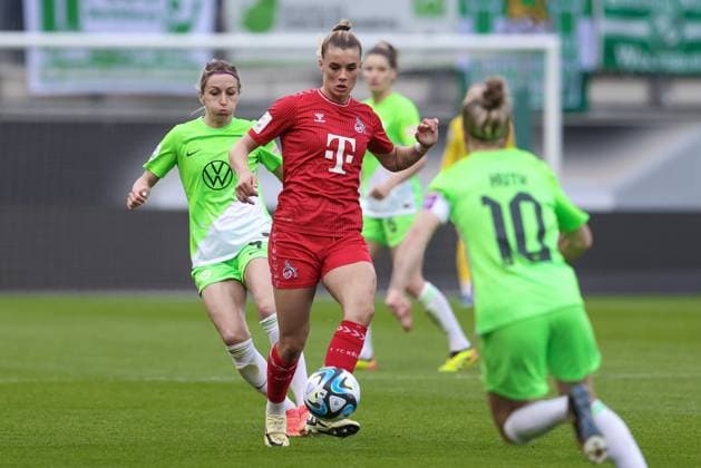 v.li.: Kathrin Hendrich (Kathy, VfL Wolfsburg, 4), Selina Cerci (1. FC Köln, 29) im Zweikampf, Duell, Dynamik, Aktion, Action, Spielszene, DIE DFB-RICHTLINIEN UNTERSAGEN JEGLICHE NUTZUNG VON FOTOS ALS SEQUENZBILDER UND ODER VIDEOÄHNLICHE FOTOSTRECKEN. DFB REGULATIONS PROHIBIT ANY USE OF PHOTOGRAPHS AS IMAGE SEQUENCES AND OR QUASI-VIDEO., 03.05.2024, Wolfsburg (Deutschland), Fussball, Google Pixel Frauen-Bundesliga, VfL Wolfsburg - 1. FC Köln
