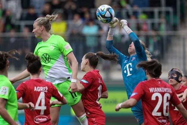 v.li.: Alexandra Popp (Alex Popp, VfL Wolfsburg, 11) und Jasmin Pal (Torhüterin, Torwart, 1. FC Köln, 1) im Zweikampf, Duell, Dynamik, Aktion, Action, Spielszene, DIE DFB-RICHTLINIEN UNTERSAGEN JEGLICHE NUTZUNG VON FOTOS ALS SEQUENZBILDER UND ODER VIDEOÄHNLICHE FOTOSTRECKEN. DFB REGULATIONS PROHIBIT ANY USE OF PHOTOGRAPHS AS IMAGE SEQUENCES AND OR QUASI-VIDEO., 03.05.2024, Wolfsburg (Deutschland), Fussball, Google Pixel Frauen-Bundesliga, VfL Wolfsburg - 1. FC Köln