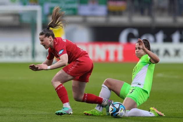 v.li.: Adriana Achcinska (1. FC Köln, 9) und Lena Oberdorf (VfL Wolfsburg, 5) im Zweikampf, Duell, Dynamik, Aktion, Action, Spielszene, DIE DFB-RICHTLINIEN UNTERSAGEN JEGLICHE NUTZUNG VON FOTOS ALS SEQUENZBILDER UND ODER VIDEOÄHNLICHE FOTOSTRECKEN. DFB REGULATIONS PROHIBIT ANY USE OF PHOTOGRAPHS AS IMAGE SEQUENCES AND OR QUASI-VIDEO., 03.05.2024, Wolfsburg (Deutschland), Fussball, Google Pixel Frauen-Bundesliga, VfL Wolfsburg - 1. FC Köln