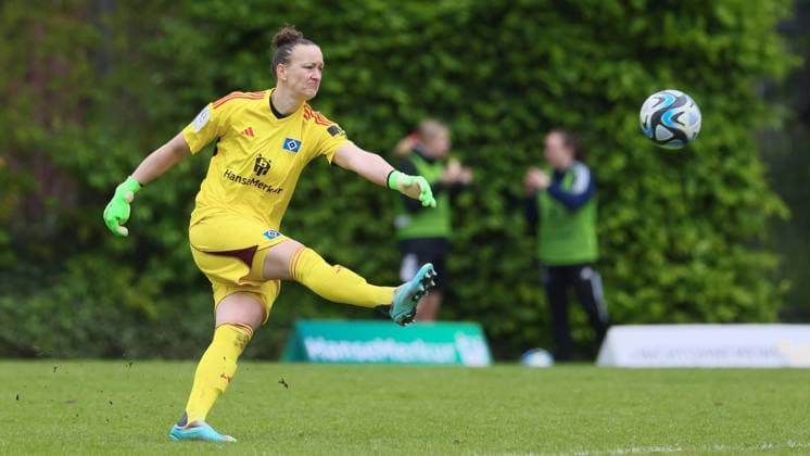 v.li.: Almuth Schult (Torhüterin, Torwart, Hamburger SV, 39) am Ball, Freisteller, Einzelbild, Ganzkörper, Aktion, Action, Spielszene, DIE DFB-RICHTLINIEN UNTERSAGEN JEGLICHE NUTZUNG VON FOTOS ALS SEQUENZBILDER UND ODER VIDEOÄHNLICHE FOTOSTRECKEN. DFB REGULATIONS PROHIBIT ANY USE OF PHOTOGRAPHS AS IMAGE SEQUENCES AND OR QUASI-VIDEO., 05.05.2024, Hamburg (Deutschland), Fussball, 2. Frauen-Bundesliga, Hamburger SV - 1. FFC Turbine Potsdam