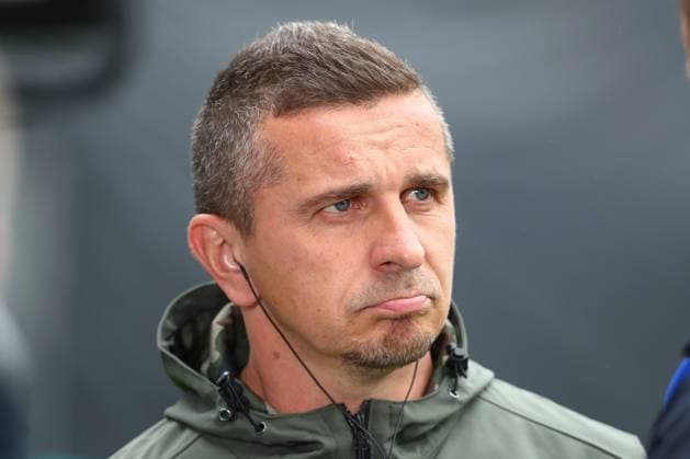 04.05.2024, xtgx, Fussball 2. Bundesliga, FC Hansa Rostock - Karlsruher SC, v.l. Mersad Selimbegovic (Rostock, Trainer) Portrait, Portraet, Einzelbild enttaeuscht, schaut enttaeuscht, niedergeschlagen, disappointed (DFL DFB REGULATIONS PROHIBIT ANY USE OF PHOTOGRAPHS as IMAGE SEQUENCES and or QUASI-VIDEO) Rostock