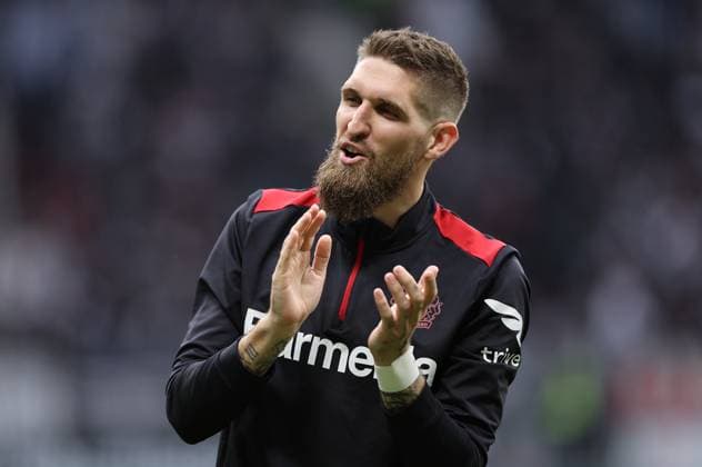 05.05.2024, Fussball Bundesliga, Eintracht Frankfurt - Bayer 04 Leverkusen, emonline, emspor, v.l., Robert Andrich (Bayer 04 Leverkusen) bedankt sich bei den Fans, bedanken, Dank, Mannschaft nach dem Spiel, after the match, bedankt sich bei den Fans, applauds the fans DFL DFB REGULATIONS PROHIBIT ANY USE OF PHOTOGRAPHS AS IMAGE SEQUENCES AND OR QUASI-VIDEO. xdcx Copyright: HMBxMedia