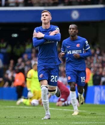 Football - 2023 2024 Premier League - Chelsea vs West ham United - Stamford Bridge - Sunday 5th May 2024. Chelsea s Cole Palmer celebrates scoring the opening goal. COLORSPORT Ashley Western