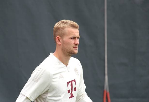 München, Deutschland 07. Mai 2024: Fussball, Herren, Saison 2023 2024, FC Bayern München, Säbener Strasse, Trainingsgelände, Abschlusstraining, Champions League Matthijs de Ligt (FC Bayern München) Kopf, Oberkörper, auf dem Weg zum Trainingsplatz