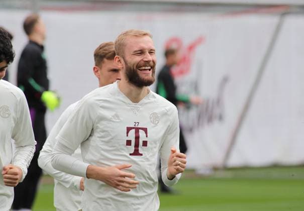 München, Deutschland 07. Mai 2024: Fussball, Herren, Saison 2023 2024, FC Bayern München, Säbener Strasse, Trainingsgelände, Abschlusstraining, Champions League Konrad Laimer (FC Bayern München) Kopf, Oberköprer beim Laufen, lachen, gut gelaunt