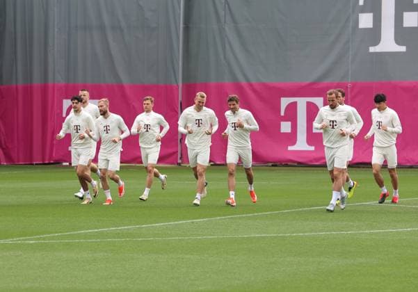 München, Deutschland 07. Mai 2024: Fussball, Herren, Saison 2023 2024, FC Bayern München, Säbener Strasse, Trainingsgelände, Abschlusstraining, Champions League Die Mannschaft des FC Bayern München beim Laufen, Aufwärmen, hier mit Eric Dier (FC Bayern München), Aleksandar Pavlovic (FC Bayern München), Konrad Laimer (FC Bayern München), Joshua Kimmich (FC Bayern München),Matthijs de Ligt (FC Bayern München), Thomas Müller, Mueller (FC Bayern München),Harry Kane (FC Bayern München), Leon Goretzka (FC Bayern München), Minjae Kim, Min-jae Kim (FC Bayern München) (v.l.n.r.)