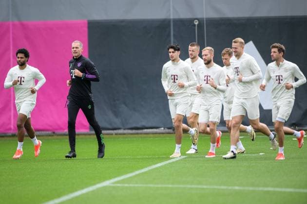Fußball, Championsleague, 20240507, Abschlusstraining, Real Madrid - FC Bayern München. Im Bild Serge GNABRY (FC Bayern München, 7), Fitnesstrainer des FC Bayern München Prof. Dr. Holger BROICH, Aleksandar PAVLOVIC (FC Bayern München, 45), Konrad LAIMER (FC Bayern München, 27), Eric DIER (FC Bayern München, 15), Joshua KIMMICH (FC Bayern München, 6), Matthijs DE LIGT (FC Bayern München, 4)und Thomas MÜLLER (FC Bayern München, 25). München Trainingsgelände Säbener Str. 51 Bayern Deutschland Copyright: Passion2Press MarkusxFischerx