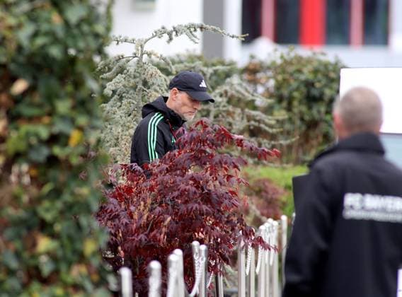 München, Deutschland 07. Mai 2024: Fussball, Herren, Saison 2023 2024, FC Bayern München, Säbener Strasse, Trainingsgelände, Abschlusstraining, Champions League Thomas Tuchel, Trainer (FC Bayern München) mitten im Gebüsch, nachdenklich, versteckt