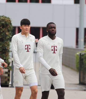 München, Deutschland 07. Mai 2024: Fussball, Herren, Saison 2023 2024, FC Bayern München, Säbener Strasse, Trainingsgelände, Abschlusstraining, Champions League Minjae Kim, Min-jae Kim (FC Bayern München) (li.) mit Dayot Upamecano (FC Bayern München) (re.) Kopf, Oberkörper auf dem Weg zum Trainingsplatz