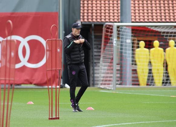München, Deutschland 07. Mai 2024: Fussball, Herren, Saison 2023 2024, FC Bayern München, Säbener Strasse, Trainingsgelände, Abschlusstraining, Champions League Thomas Tuchel, Trainer (FC Bayern München) alleine auf dem Trainingsplatz, Einzelaktion, Freisteller,Ganzkörperaufnahme