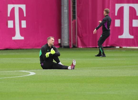 München, Deutschland 07. Mai 2024: Fussball, Herren, Saison 2023 2024, FC Bayern München, Säbener Strasse, Trainingsgelände, Abschlusstraining, Champions League Manuel Neuer (FC Bayern München) sitzt auf dem Boden, hier beim Dehnen, Aufwärmen, Einzelaktion, Freisteller,Ganzkörperaufnahme