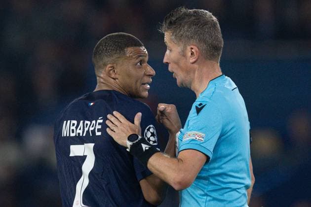 Kylian Mbappà of Paris Saint-Germain (L) appeals to Referee Daniele Orsato (R) Paris Saint-Germain v Borussia Dortmund, UEFA Champions League, Semi Final, Second Leg, Football, Parc des Princes, Paris, France - 07 May 2024 EDITORIAL USE ONLY No use with unauthorised audio, video, data, fixture lists, club league logos or live services. Online in-match use limited to 120 images, no video emulation. No use in betting, games or single club league player publications. Copyright: xPaulxCurrie Shutterstockx 14458453ak
