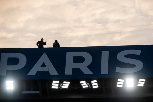 Polizei ueber Paris Schriftzug auf dem Stadiondach, FRA, Paris Saint Germain (PSG) vs Borussia Dortmund (BVB), Fussball, UEFA Champions League, Halbfinale Rueckspiel, Saison 2023 2024, 07.05.2024 FRA, Paris Saint Germain (PSG) vs Borussia Dortmund (BVB), Fussball, UEFA Champions League, Halbfinale Rueckspiel, Saison 2023 2024, 07.05.2024 Paris Copyright: xEibner-Pressefoto Memmlerx EP_MMR