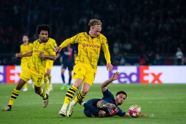 Julian Brandt (Borussia Dortmund, 19) im Zweikampf mit Warren Zaire-Emery (Paris Saint Germain, 33), FRA, Paris Saint Germain (PSG) vs Borussia Dortmund (BVB), Fussball, UEFA Champions League, Halbfinale Rueckspiel, Saison 2023 2024, 07.05.2024 FRA, Paris Saint Germain (PSG) vs Borussia Dortmund (BVB), Fussball, UEFA Champions League, Halbfinale Rueckspiel, Saison 2023 2024, 07.05.2024 Paris Copyright: xEibner-Pressefoto Memmlerx EP_MMR