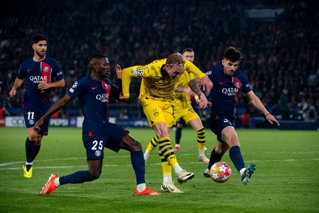 Julian Brandt (Borussia Dortmund, 19) im Zweikampf mit Nuno Mendes (Paris Saint Germain, 25), Lucas Beraldo (Paris Saint Germain, 35), FRA, Paris Saint Germain (PSG) vs Borussia Dortmund (BVB), Fussball, UEFA Champions League, Halbfinale Rueckspiel, Saison 2023 2024, 07.05.2024 FRA, Paris Saint Germain (PSG) vs Borussia Dortmund (BVB), Fussball, UEFA Champions League, Halbfinale Rueckspiel, Saison 2023 2024, 07.05.2024 Paris Copyright: xEibner-Pressefoto Memmlerx EP_MMR