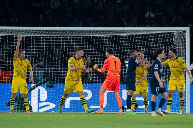 Niklas Suele (Borussia Dortmund, 25), Gregor Kobel (Borussia Dortmund, 01) und Team jubeln ueber eine Defensivaktion, Kylian Mbappe (Paris Saint Germain, 07) aergert sich, FRA, Paris Saint Germain (PSG) vs Borussia Dortmund (BVB), Fussball, UEFA Champions League, Halbfinale Rueckspiel, Saison 2023 2024, 07.05.2024 FRA, Paris Saint Germain (PSG) vs Borussia Dortmund (BVB), Fussball, UEFA Champions League, Halbfinale Rueckspiel, Saison 2023 2024, 07.05.2024 Paris Copyright: xEibner-Pressefoto Memmlerx EP_MMR