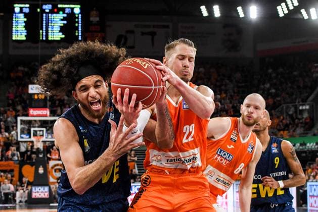 Sport Bilder des Tages GER, BBL, ratiopharm Ulm vs EWE Baskets Oldenburg 09.05.2024, ratiopharm arena, Neu-Ulm, GER, BBL, ratiopharm Ulm vs EWE Baskets Oldenburg, im Bild Thomas Klepeisz (Ulm, 22) erobert den Ball gegen Brekkott Chapman (Oldenburg, 2), Robin Christen (Ulm, 8)