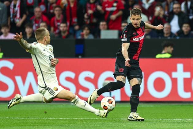 Jose Angel Esmoris (AS Rom, 69) im Zweikampf gegen Adam Hlozek (Bayer 04 Leverkusen, 23), GER, Bayer 04 Leverkusen vs. AS Rom, UEFA Europa League 2023 24, Halbfinal-Rückspiel, 09.05.2024, GER, Bayer 04 Leverkusen vs. AS Rom, UEFA Europa League 2023 24, Halbfinal-Rückspiel, 09.05.2024, Foto: Eibner-Pressefoto Gabriel Boia Leverkusen Copyright: xGabrielxBoiax EP_EER