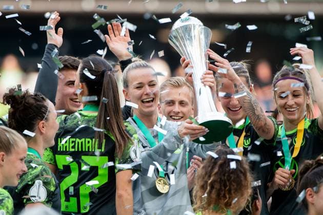 Merle Frohms (VfL Wolfsburg, 01), Lynn Wilms (VfL Wolfsburg, 02), Kathrin Hendrich (VfL Wolfsburg, 04) und Team jubeln mit Pokal ueber den Sieg, GER, FC Bayern Muenchen (FCB) vs VfL Wolfsburg (WOB), Fussball DFB Pokalfinale der Frauen 2024, 09.05.2024 DFB regulations prohibit any use of photographs as image sequences and or quasi-video GER, FC Bayern Muenchen (FCB) vs VfL Wolfsburg (WOB), Fussball DFB Pokalfinale der Frauen 2024, 09.05.2024 Koeln Copyright: xEibner-Pressefoto Memmlerx EP_MMR