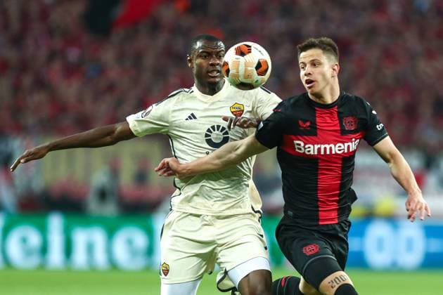 Adam Hlozek (Bayer 04 Leverkusen, 23) im Zweikampf gegen Evan Ndicka (AS Rom, 05), GER, Bayer 04 Leverkusen vs. AS Rom, UEFA Europa League 2023 24, Halbfinal-Rückspiel, 09.05.2024, GER, Bayer 04 Leverkusen vs. AS Rom, UEFA Europa League 2023 24, Halbfinal-Rückspiel, 09.05.2024, Foto: Eibner-Pressefoto Gabriel Boia Leverkusen Copyright: xGabrielxBoiax EP_EER