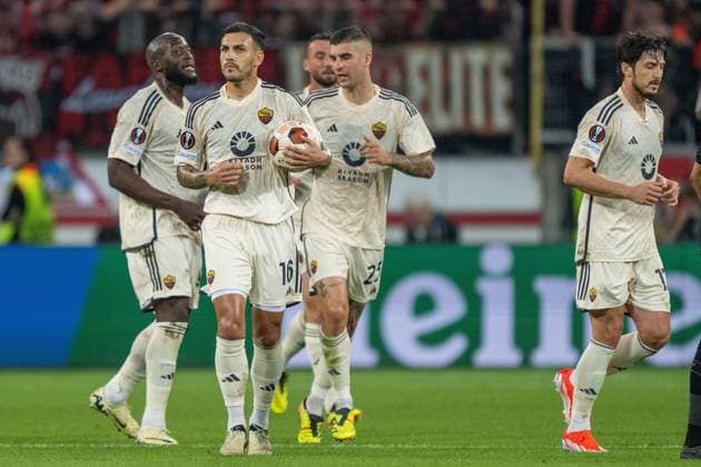 GER, EL, Bayer 04 Leverkusen vs AS Roma, Saison 2023 24, 09.05.2024, BayArena, Leverkusen, GER, EL, Bayer 04 Leverkusen vs AS Roma, Saison 2023 24, Im Bild: Leandro Paredes (AS Roma, 16) Romelu Lukaku (AS Roma, 90) Gianluca Mancini (AS Roma, 23) Jubel nach dem Tor zum 0: 1 ;Torjubel Jubel; jubelt; jubeln; Einzelaktion, Ganzkörper Ganzkoerper; Freisteller, Einzelbild, Aktion, Action, Spielszene; Gestik, Mimik, Emotionen;