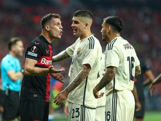 Gianluva Mancini (AS Rom, 23) und Granit Xhaka (Bayer 04 Leverkusen, 34) gestikuliert, Gestik, GER, Bayer 04 Leverkusen vs. AS Rom, UEFA Europa League 2023 24, Halbfinal-Rückspiel, 09.05.2024, GER, Bayer 04 Leverkusen vs. AS Rom, UEFA Europa League 2023 24, Halbfinal-Rückspiel, 09.05.2024, Foto: Eibner-Pressefoto Gabriel Boia Leverkusen Copyright: xGabrielxBoiax EP_EER