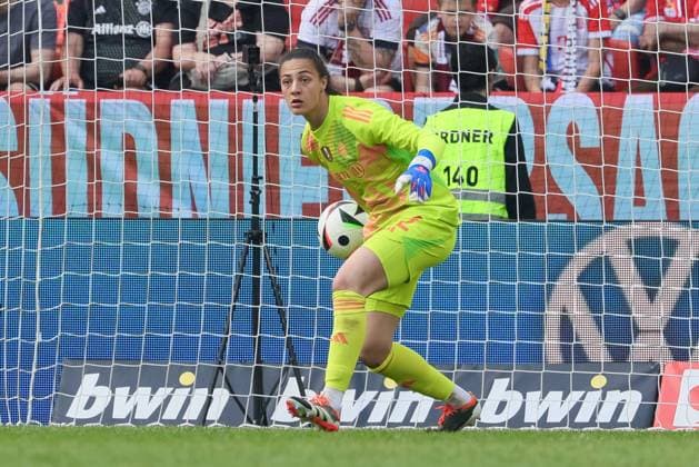 v.li.: Maria Luisa Grohs (Mala, Torhüterin, Torwart, FC Bayern München, 22) am Ball, Freisteller, Einzelbild, Ganzkörper, Aktion, Action, Spielszene, DIE DFB-RICHTLINIEN UNTERSAGEN JEGLICHE NUTZUNG VON FOTOS ALS SEQUENZBILDER UND ODER VIDEOÄHNLICHE FOTOSTRECKEN. DFB REGULATIONS PROHIBIT ANY USE OF PHOTOGRAPHS AS IMAGE SEQUENCES AND OR QUASI-VIDEO., 09.05.2024, Köln (Deutschland), Fussball, DFB-Pokal Finale Frauen, FC Bayern München - VfL Wolfsburg
