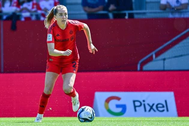 Linda Sembrant (FC Bayern München, FCB, 2) am Ball, Freisteller, Ganzkörper, Einzelbild, Aktion, Action, 12.05.2024, München (Deutschland), Fussball, Google Pixel Frauen-Bundesliga, FC Bayern München - 1. FC Nürnberg, DFB DFL REGULATIONS PROHIBIT ANY USE OF PHOTOGRAPHS AS IMAGE SEQUENCES AND OR QUASI-VIDEO.