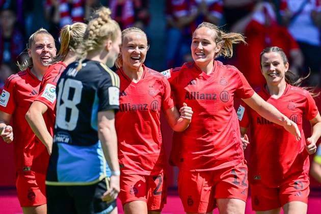 Spielerinnen des FC Bayern mit Torjubel, Jubel, Torjubel, Torerfolg, celebrate the goal, goal, celebration, Jubel ueber das Tor zum 1:0 durch Pernille Harder (FC Bayern München, FCB, 21) (3.v.re.), optimistisch, Action, Aktion, 12.05.2024, München (Deutschland), Fussball, Google Pixel Frauen-Bundesliga, FC Bayern München - 1. FC Nürnberg, DFB DFL REGULATIONS PROHIBIT ANY USE OF PHOTOGRAPHS AS IMAGE SEQUENCES AND OR QUASI-VIDEO.