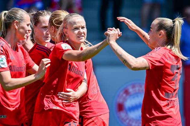 Spielerinnen des FC Bayern mit Torjubel, Jubel, Torjubel, Torerfolg, celebrate the goal, goal, celebration, Jubel ueber das Tor zum 1:0 durch Pernille Harder (FC Bayern München, FCB, 21) (2.v.re.), optimistisch, Action, Aktion, 12.05.2024, München (Deutschland), Fussball, Google Pixel Frauen-Bundesliga, FC Bayern München - 1. FC Nürnberg, DFB DFL REGULATIONS PROHIBIT ANY USE OF PHOTOGRAPHS AS IMAGE SEQUENCES AND OR QUASI-VIDEO.