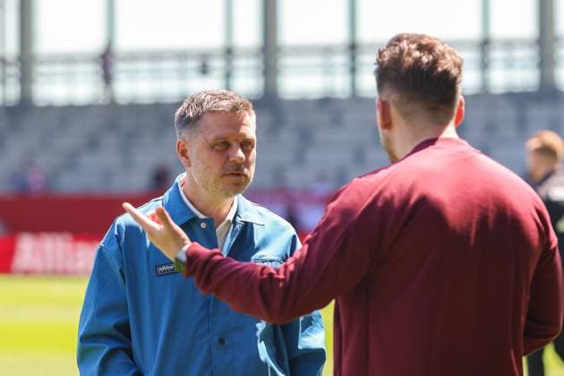 Alexander Straus (FC Bayern Muenchen, Trainer) im Gespraech mit Thomas Oostendorp (1. FC Nuernberg, Chef-Trainer), FC Bayern Muenchen vs. 1. FC Nuernberg, Fussball, Google Pixel Frauen-Bundesliga, 21. Spieltag, Saison 2023 24, 12.05.2024, DFB REGULATIONS PROHIBIT ANY USE OF PHOTOGRAPHS AS IMAGE SEQUENCES, FC Bayern Muenchen vs. 1. FC Nuernberg, Fussball, Google Pixel Frauen-Bundesliga, 21. Spieltag, Saison 2023 24, 12.05.2024 Muenchen Copyright: xEibner-Pressefoto JennixMaulx EP_JML