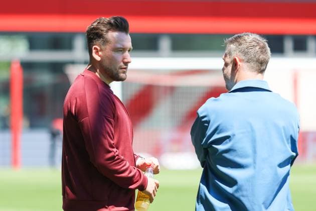 Alexander Straus (FC Bayern Muenchen, Trainer) im Gespraech mit Thomas Oostendorp (1. FC Nuernberg, Chef-Trainer), FC Bayern Muenchen vs. 1. FC Nuernberg, Fussball, Google Pixel Frauen-Bundesliga, 21. Spieltag, Saison 2023 24, 12.05.2024, DFB REGULATIONS PROHIBIT ANY USE OF PHOTOGRAPHS AS IMAGE SEQUENCES, FC Bayern Muenchen vs. 1. FC Nuernberg, Fussball, Google Pixel Frauen-Bundesliga, 21. Spieltag, Saison 2023 24, 12.05.2024 Muenchen Copyright: xEibner-Pressefoto JennixMaulx EP_JML