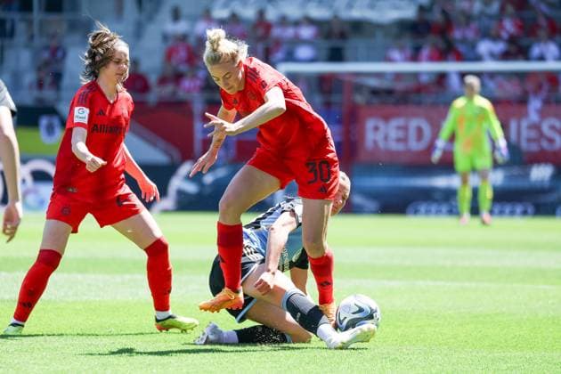 Carolin Simon (FC Bayern Muenchen, 30), FC Bayern Muenchen vs. 1. FC Nuernberg, Fussball, Google Pixel Frauen-Bundesliga, 21. Spieltag, Saison 2023 24, 12.05.2024, DFB REGULATIONS PROHIBIT ANY USE OF PHOTOGRAPHS AS IMAGE SEQUENCES, FC Bayern Muenchen vs. 1. FC Nuernberg, Fussball, Google Pixel Frauen-Bundesliga, 21. Spieltag, Saison 2023 24, 12.05.2024 Muenchen Copyright: xEibner-Pressefoto JennixMaulx EP_JML