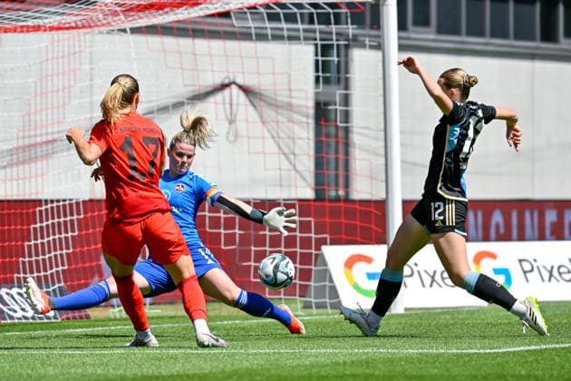 v.li.: Klara Bühl (FC Bayern München, FCB, 17) legt den Ball zum 2:0 auf, Lea Paulick (Torwart, Nürnberg, 1) Amelie Thöle (Nürnberg, 12), 12.05.2024, München (Deutschland), Fussball, Google Pixel Frauen-Bundesliga, FC Bayern München - 1. FC Nürnberg, DFB DFL REGULATIONS PROHIBIT ANY USE OF PHOTOGRAPHS AS IMAGE SEQUENCES AND OR QUASI-VIDEO.