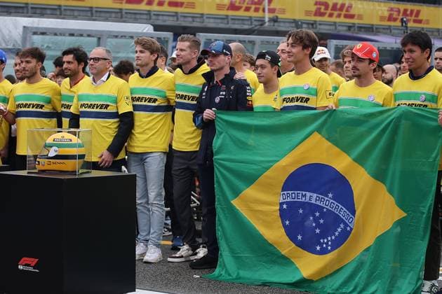 Formel 1 Grand Prix Emilia Romagna 2024 16.05.2024, Autodromo Enzo e Dino Ferrari, Imola, Formel 1 Grand Prix Emilia Romagna 2024 ,im Bild Sebastian Vettel rennt mit allen Fahrern der Formel 1, Formel 2 und Formel 3 über die Strecke, zum Gedenken an die tödlich verunglückten Ayrton Senna und Roland Ratzenberger. Pierre Gasly (FRA), Alpine F1 Team, Carlos Sainz Jr. (ESP), Scuderia Ferrari HP Stefano Domenicali, Logan Sargeant (USA), Williams Racing, Nico Hülkenberg (DEU), Haas F1 Team, Max Verstappen (NLD), Oracle Red Bull Racing, Zhou Guanyu (CHN), Stake F1 Team Kick Sauber, George Russell (GBR), Mercedes-AMG Petronas Formula One Team, Charles Leclerc (MCO), Scuderia Ferrari HP, Esteban Ocon (FRA), Alpine F1 Team