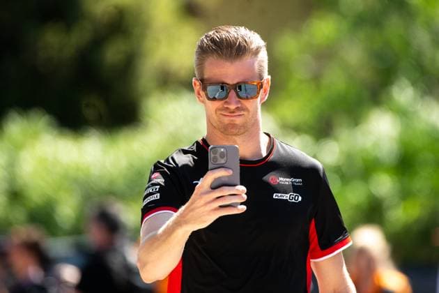 Nico Huelkenberg (MoneyGram Haas F1 Team, 27) fotografiert mit dem Smartphone die wartenden Fotografen, ITA, Formel 1 Weltmeisterschaft, Grand Prix Emilia-Romagna Imola, Autodromo Enzo e Dino Ferrari, Ankunft der Fahrer, 17.05.2024 ITA, Formel 1 Weltmeisterschaft, Grand Prix Emilia-Romagna Imola, Autodromo Enzo e Dino Ferrari, Ankunft der Fahrer, 17.05.2024 Imola Copyright: xEibner-Pressefoto Memmlerx EP_MMR