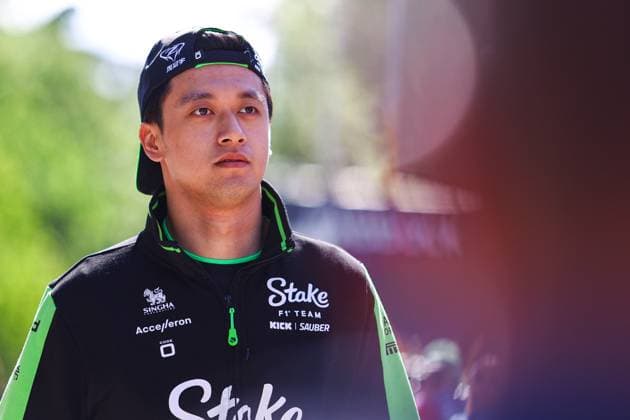 Zhou Guanyu of China and Alfa Romeo F1 gestikuliert, Gestik, Practice, F1 Emilia-Romagna Grand Prix 2024, Autodromo Enzo e Dino Ferrari am 17. May 2024 in Imola, Italy. (Foto von Diogo Cardoso DeFodi Images) Zhou Guanyu of China and Alfa Romeo F1 gestures walking in the paddock, Practice, F1 Emilia-Romagna Grand Prix 2024, Autodromo Enzo e Dino Ferrari on May 17, 2024 in Imola, Italy. (Photo by Diogo Cardoso DeFodi Images) Defodi-645_f1imo20240517_0006