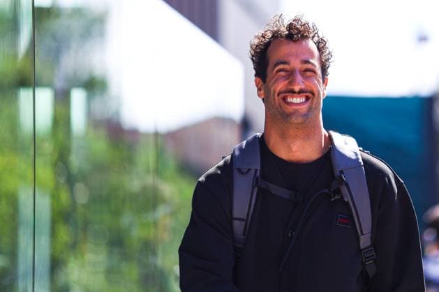 Daniel Ricciardo of Australia and Visa Cash App RB gestikuliert, Gestik, Practice, F1 Emilia-Romagna Grand Prix 2024, Autodromo Enzo e Dino Ferrari am 17. May 2024 in Imola, Italy. (Foto von Diogo Cardoso DeFodi Images) Daniel Ricciardo of Australia and Visa Cash App RB gestures walking in the paddock, Practice, F1 Emilia-Romagna Grand Prix 2024, Autodromo Enzo e Dino Ferrari on May 17, 2024 in Imola, Italy. (Photo by Diogo Cardoso DeFodi Images) Defodi-645_f1imo20240517_0007