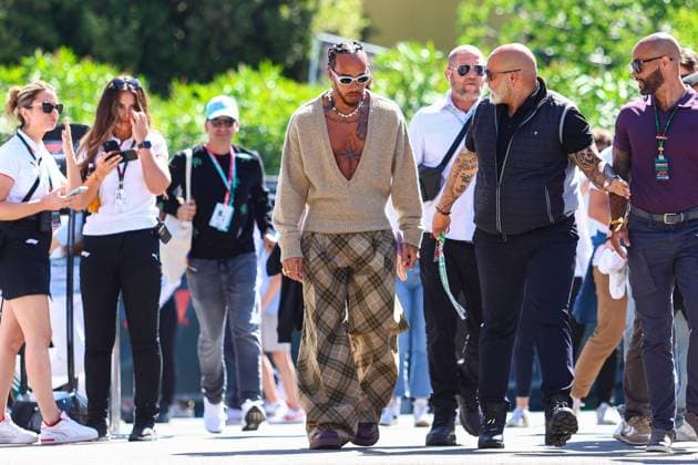 Lewis Hamilton of Great Britain and Mercedes gestikuliert, Gestik, Qualifying, F1 Emilia-Romagna Grand Prix 2024, Autodromo Enzo e Dino Ferrari am 18. May 2024 in Imola, Italy. (Foto von Diogo Cardoso DeFodi Images) Lewis Hamilton of Great Britain and Mercedes gestures arriving in the paddock, Qualifying, F1 Emilia-Romagna Grand Prix 2024, Autodromo Enzo e Dino Ferrari on May 18, 2024 in Imola, Italy. (Photo by Diogo Cardoso DeFodi Images) Defodi-645_f1imo20240518_0375