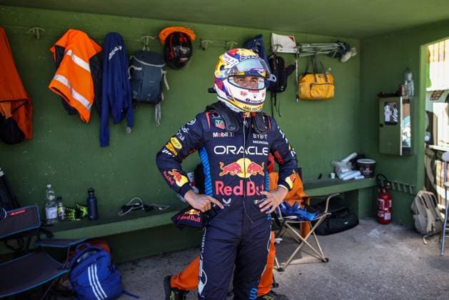 PEREZ Sergio (mex), Red Bull Racing RB20, portrait crash, accident, during the Formula 1 MSC Cruises Gran Premio del Made in Italy e Dell™Emilia-Romagne 2024, 7th round of the 2024 Formula One World Championship, WM, Weltmeisterschaft from May 17 to 19, 2024 on the Autodromo Enzo e Dino Ferrari, in Imola, Italy - F1 - EMILIA-ROMAGNA GRAND PRIX 2024 DPPI Panoramic 240518_R07_EMR_DP_XB5_9452