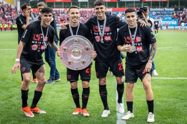 1. Fußball-Bundesliga: Bayer 04 Leverkusen - FC Augsburg, 18.05.2024 Die Meisterschale mit Piero Hincapie (Bayer 04 Leverkusen, 3), Alejandro Grimaldo (Bayer 04 Leverkusen, 20), Exequiel Palacios (Bayer 04 Leverkusen, 25) und Gustavo Puerta (Bayer 04 Leverkusen, 32); Leverkusen, 18.05.2024, 34. Spieltag der 1. Fußball-Bundesliga, 1. Fußball-Bundesliga: Bayer 04 Leverkusen - FC Augsburg, BayArena, Leverkusen. Die DFL-Bestimmungen verbieten die Verwendung von Fotografien als Bildsequenzen und oder Quasi-Videos. Copyright: xBEAUTIFULxSPORTS LeahxKohringx