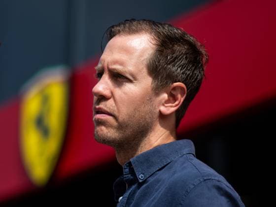 Sebastian Vettel (Deutschland, Rennfahrer) vor Ferrari Logo, ITA, Formel 1 Weltmeisterschaft, Grand Prix Emilia-Romagna Imola, Autodromo Enzo e Dino Ferrari, Ankunft der Fahrer, Raceday, 19.05.2024 ITA, Formel 1 Weltmeisterschaft, Grand Prix Emilia-Romagna Imola, Autodromo Enzo e Dino Ferrari, Ankunft der Fahrer, Raceday, 19.05.2024 Imola Copyright: xEibner-Pressefoto Memmlerx EP_MMR
