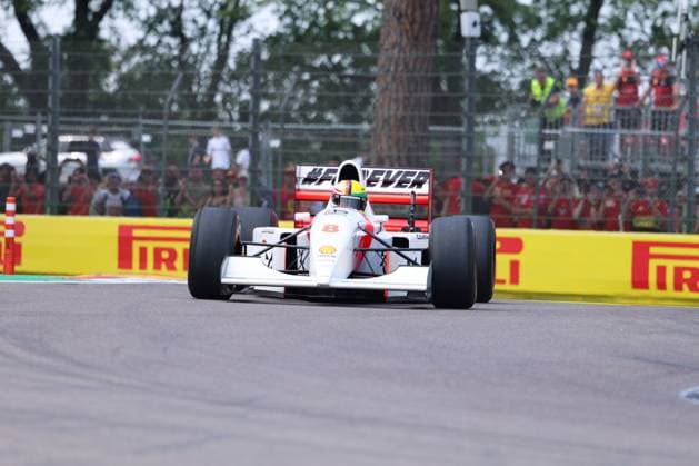 Sebastian Vettel in Ayrton Sennas MP 4 8, ITA, Formel 1 Weltmeisterschaft, Grand Prix Emilia-Romagna Imola, Autodromo Enzo e Dino Ferrari, Media Day, 19.05.2024 ITA, Formel 1 Weltmeisterschaft, Grand Prix Emilia-Romagna Imola, Autodromo Enzo e Dino Ferrari, Media Day, 19.05.2024 Imola Copyright: xEibner-Pressefoto AnnikaxGrafx EP_AGF