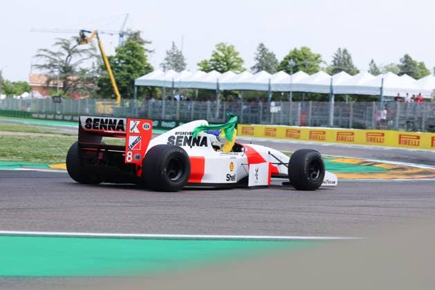 Sebastian Vettel in Ayrton Sennas MP 4 8, ITA, Formel 1 Weltmeisterschaft, Grand Prix Emilia-Romagna Imola, Autodromo Enzo e Dino Ferrari, Media Day, 19.05.2024 ITA, Formel 1 Weltmeisterschaft, Grand Prix Emilia-Romagna Imola, Autodromo Enzo e Dino Ferrari, Media Day, 19.05.2024 Imola Copyright: xEibner-Pressefoto AnnikaxGrafx EP_AGF
