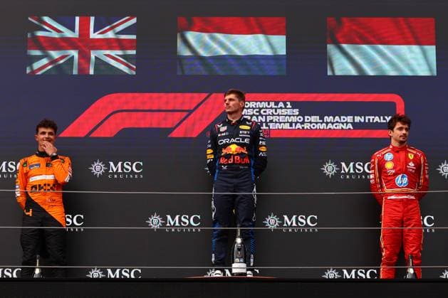Race winner Max Verstappen of the Netherlands and Oracle Red Bull Racing, Second placed Lando Norris of Great Britain and McLaren and Third placed Charles Leclerc of Monaco and Ferrari gestikuliert, Gestik, Race, F1 Emilia-Romagna Grand Prix 2024, Autodromo Enzo e Dino Ferrari am 19. May 2024 in Imola, Italy. (Foto von Diogo Cardoso DeFodi Images) Race winner Max Verstappen of the Netherlands and Oracle Red Bull Racing, Second placed Lando Norris of Great Britain and McLaren and Third placed Charles Leclerc of Monaco and Ferrari celebrates on the podium, Race, F1 Emilia-Romagna Grand Prix 2024, Autodromo Enzo e Dino Ferrari on May 19, 2024 in Imola, Italy. (Photo by Diogo Cardoso DeFodi Images) Defodi-645_f1imo20240518_0379