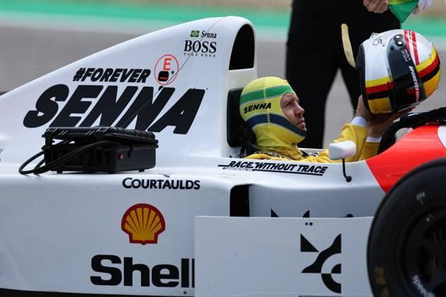 Sebastian Vettel gestikuliert, Gestik, Race, F1 Emilia-Romagna Grand Prix 2024, Autodromo Enzo e Dino Ferrari am 19. May 2024 in Imola, Italy. (Foto von Diogo Cardoso DeFodi Images) Sebastian Vettel drives the McLaren MP4 8 of Ayrton Senna on track prior, Race, F1 Emilia-Romagna Grand Prix 2024, Autodromo Enzo e Dino Ferrari on May 19, 2024 in Imola, Italy. (Photo by Diogo Cardoso DeFodi Images) Defodi-645_f1imo20240518_3237