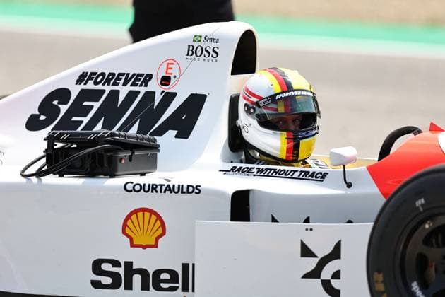 Sebastian Vettel gestikuliert, Gestik, Race, F1 Emilia-Romagna Grand Prix 2024, Autodromo Enzo e Dino Ferrari am 19. May 2024 in Imola, Italy. (Foto von Diogo Cardoso DeFodi Images) Sebastian Vettel drives the McLaren MP4 8 of Ayrton Senna on track prior, Race, F1 Emilia-Romagna Grand Prix 2024, Autodromo Enzo e Dino Ferrari on May 19, 2024 in Imola, Italy. (Photo by Diogo Cardoso DeFodi Images) Defodi-645_f1imo20240518_3295